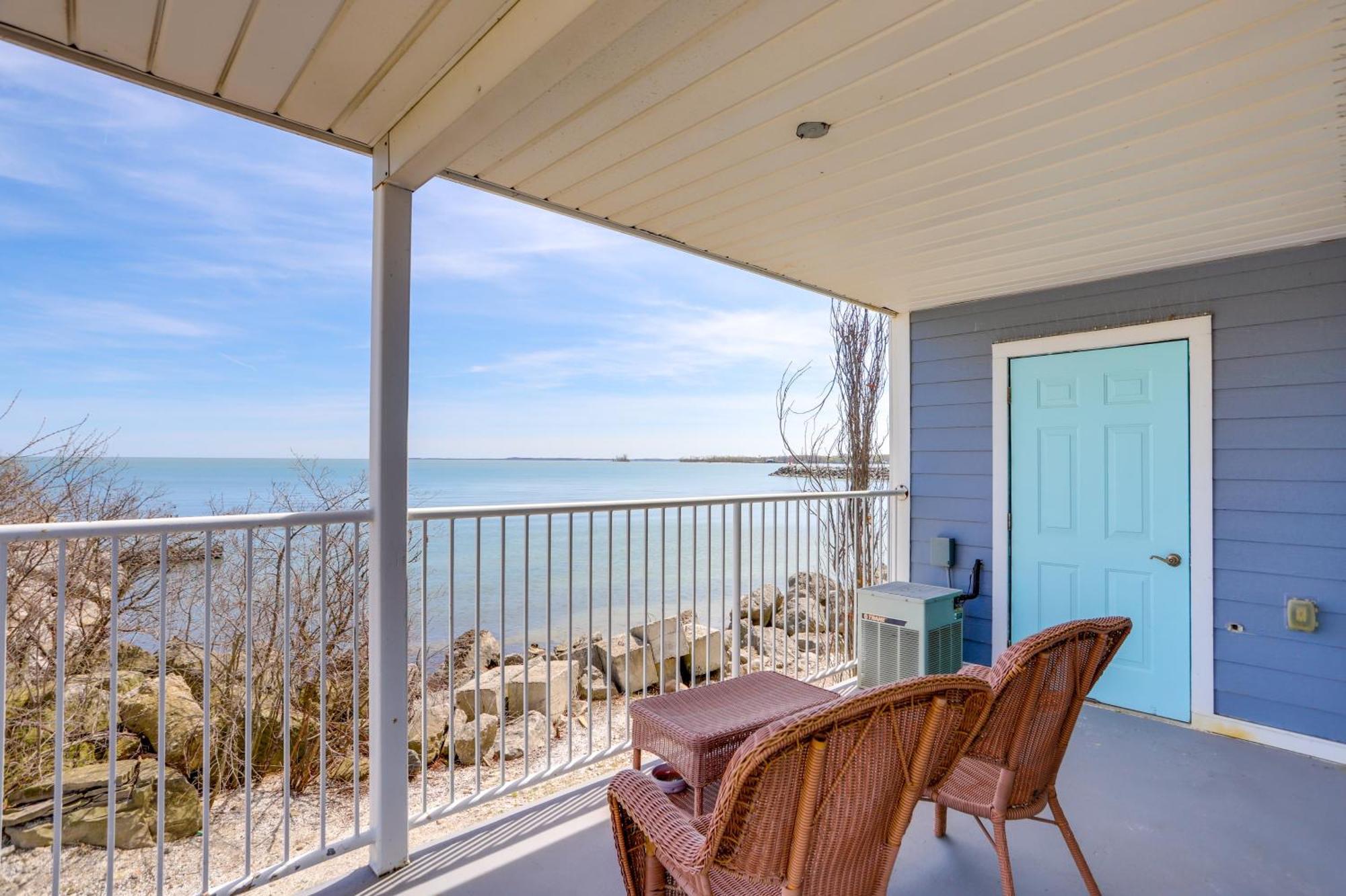 Waterfront Bass Island Retreat With Balcony And Tv Lägenhet Put-in-Bay Exteriör bild